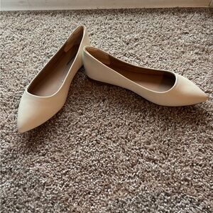 Amazon Essentials Cream Pointed-Toe Women's Flats